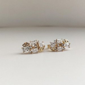 Серьги Вставка: Цирконы
Материал изделия: ювелирный сплав
Размер: - 1.7 см
Вид(модель) сережек: Английский замочек

Красивые серьги  с благородными цирконами изготовлены из специального гипоаллерген