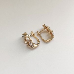 Серьги Вставка: Цирконы
Материал изделия: ювелирный сплав
Размер: - 1.7 см
Вид(модель) сережек: Английский замочек

Красивые серьги  с благородными цирконами изготовлены из специального гипоаллерген