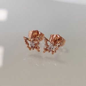 Серьги Вставка: Цирконы
Материал изделия: ювелирный сплав
Размер: 0.7 см
Вид(модель) сережек: Гвоздики

Изысканные серьги созданные из гипоаллергенного ювелирного сплава, станут великолепным дополне