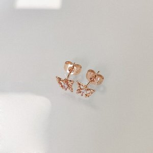 Серьги Вставка: Цирконы
Материал изделия: ювелирный сплав
Размер: 0.7 см
Вид(модель) сережек: Гвоздики

Изысканные серьги созданные из гипоаллергенного ювелирного сплава, станут великолепным дополне