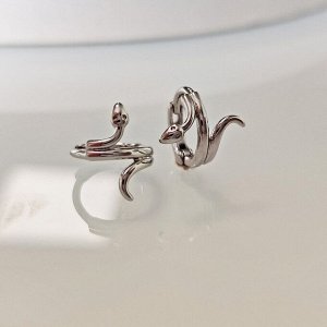 Серьги Вставка: Без вставок
Материал изделия: ювелирный сплав
Размер: 1 см
Вид(модель) сережек: Кольца

Изысканные серьги созданные из гипоаллергенного ювелирного сплава, станут великолепным дополне
