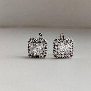 Серьги Вставка: Цирконы
Материал изделия: ювелирный сплав
Размер: 1.2 см
Вид(модель) сережек: Английский замочек

Изысканные серьги созданные из гипоаллергенного ювелирного сплава, станут великолепн