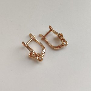 Серьги Вставка: Цирконы
Материал изделия: ювелирный сплав
Размер: 1.5 см
Вид(модель) сережек: Английский замочек

Изысканные серьги созданные из гипоаллергенного ювелирного сплава, станут великолепн