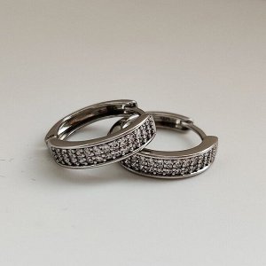 Серьги Вставка: Цирконы
Материал изделия: ювелирный сплав
Размер: 1.5 см
Вид(модель) сережек: Кольца

Изысканные серьги созданные из гипоаллергенного ювелирного сплава, станут великолепным дополнени