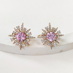 Серьги Вставка: Циркон
Материал изделия: ювелирный сплав
Размер: - 2 см
Вид(модель) сережек: Английский замочек

Красивые серьги  с благородными цирконами изготовлены из специального гипоаллергенног