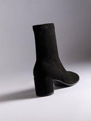 Ботильоны Материал верха: текстиль
Обработка материала верха: стрейч
Подкладка: кожа натуральная/текстиль
Стелька: кожа натуральная
Каблук: широкий
Форма каблука: прямой
Высота каблука: 6,3 см
Материа
