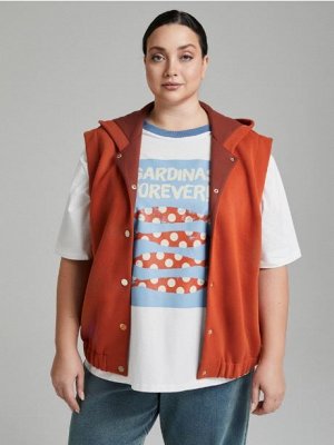 Жилет Жилет с капюшоном из футера с начесом в стиле sport casual прямого силуэта. Комфортная эластичная резинка по низу изделия создает дополнительный комфорт и посадку. Центральная застежка на кнопка