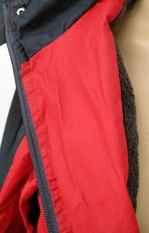 Куртка Отличная спортивная куртка. Мембранная ткань защитит вас от ветра.Утеплитель искусственный мех,капюшон отстегивается, ширина манжета рукава регулируется клапаном с липучкой. Имеется два кармана