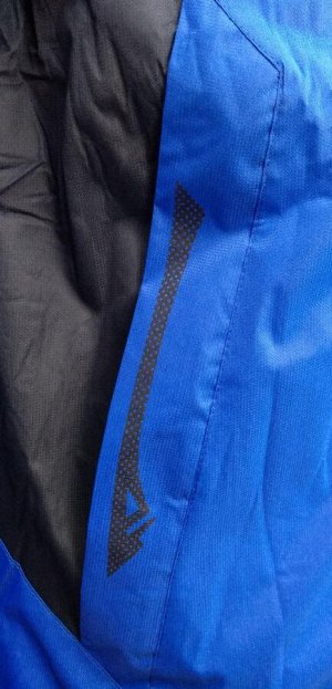 Куртка Отличная спортивная куртка. Мембранная ткань защитит вас от ветра.Утеплитель искусственный мех,капюшон отстегивается, ширина манжета рукава регулируется клапаном с липучкой. Имеется два кармана