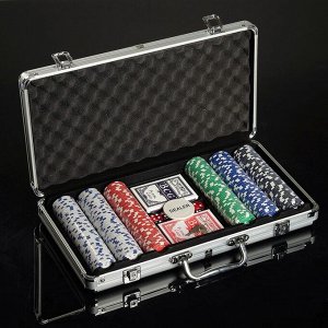 Покер в металлическом кейсе (2 колоды карт, 300 фишек с/номин, 5 кубиков), 21х39,5 см.