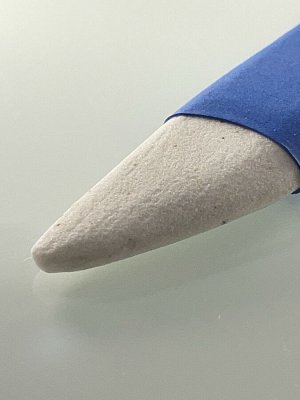 Камень для тримминга из среднего абразива с синей ручкой скошенный угол