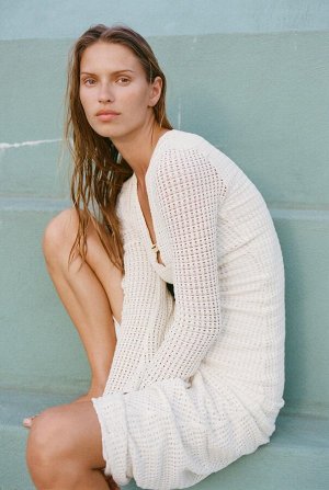 платье ЦВЕТ как на первом фото ПЛАТЬЕ МИДИ КРЮЧКОМ (MIDI-H?KELKLEID) Платье с V-образным вырезом, золотистой аппликацией и длинными рукавами. внутренняя подкладка. СОСТАВ МАТЕРИАЛА, ИНСТРУКЦИИ ПО УХОД