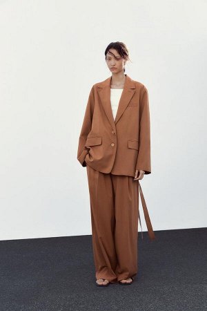 пиджак ЦВЕТ как на первом фото БЛЕЙЗЕР ОВЕРСАЙЗ С ПОЯСОМ (OVERSIZE-BLAZER MIT G?RTEL) Свободный блейзер с воротником-лацкан. Длинные рукава со спущенной линией плеча. Передние карманы и ложный прорезн