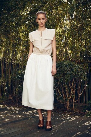 платье ЦВЕТ как на первом фото ПЛАТЬЕ ИЗ ПОПЛИНА (KLEID MIT POPELIN) Платье без рукавов с круглым вырезом. Эластичный пояс с регулируемой талией и завязками по бокам. Деталь с передними клапанами. Зас