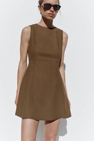 платье ЦВЕТ как на первом фото КОРОТКОЕ ПЛАТЬЕ БЕЗ РУКАВОВ (KURZES ?RMELLOSES KLEID) Платье с круглым вырезом и рукавами без рукавов. Расклешенный подол. Потайная молния в заднем шве. СОСТАВ МАТЕРИАЛА