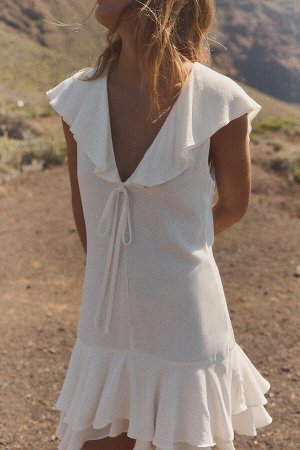 платье ЦВЕТ как на первом фото КОРОТКОЕ ПЛАТЬЕ С ПУЧКАМИ И БАНТОМ (KURZES KLEID MIT VOLANTS UND SCHLEIFE) Короткое платье с V-образным вырезом, бантом и воланами. Без рукавов. внутренняя подкладка. По