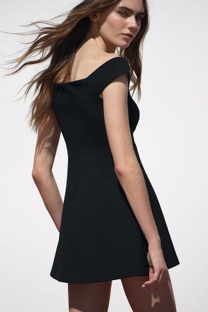 платье ЦВЕТ как на первом фото Мини-платье с открытыми плечами (SCHULTERFREIES MINIKLEID) Платье с прямым вырезом и открытыми плечами. Расклешенный подол. Потайная молния в заднем шве. СОСТАВ МАТЕРИАЛ