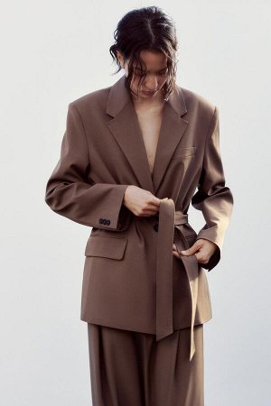 пиджак ЦВЕТ как на первом фото БЛЕЙЗЕР С ПОЯСОМ-БАНТОМ (BLAZER MIT SCHLEIFENG?RTEL) Блейзер с воротником-лацкан. Длинные рукава с подплечниками. Передние карманы и ложный прорезной карман на груди. вн