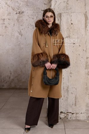 Шерстяное пальто с меховыми манжетами