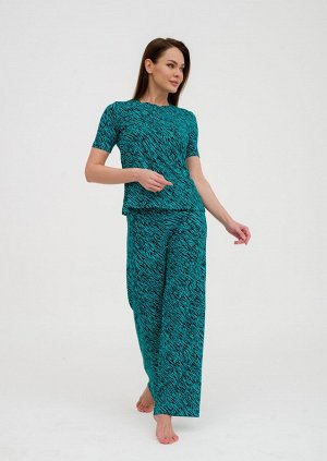 Костюм женский из футболки и брюк из вискозы Леопард изумруд