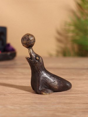 Сувенир «Тюлень с мячом», 7*4*7 см, бронза