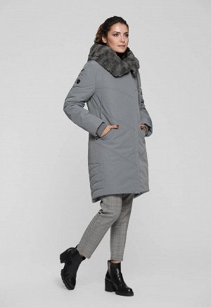 1904 серый Зимнее пальто c контрастной стеганной подкладкой . Ассиметричная застежка закрыта узкой планкой, мех капюшона в цвет ткани, по спинке рельефные декоративные&nbsp;&nbsp;строчки. Стиль парки 