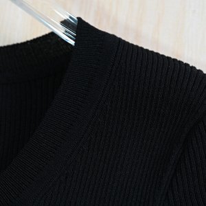 Вязанная джемпер в рубчик с короткими рукавами, черный