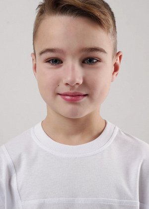 Футболка. Цвет: белый