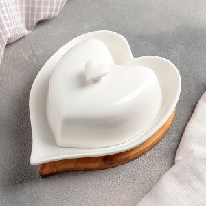 Маслёнка фарфоровая на деревянной подставке Доляна «Эстет. Сердце», 17?12,5?8 см, цвет белый