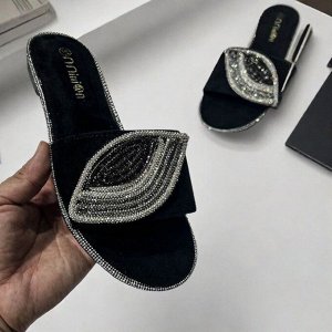 Женские шлепанцы на плоской подошве с декоративной пряжкой, черные