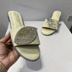 Женские шлепанцы на плоской подошве с декоративной пряжкой, цвет как на фото