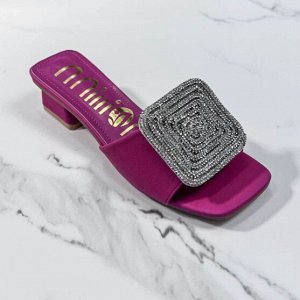 Женские босоножки с толстым каблуком и декоративной пряжкой, фуксия