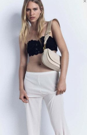Сумка Сумка бренда &quot; ZARA &quot;- это всегда отменный стиль и высокое качество.Комплектуется 2-мя длинными ремнями: узким кожаным и широким тканевым.
Материал : экокожа
Размер: см.фото