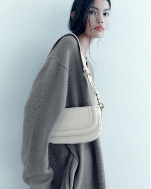 Сумка Сумка бренда &quot; ZARA &quot;- это всегда отменный стиль и высокое качество.Комплектуется 2-мя длинными ремнями: узким кожаным и широким тканевым.
Материал : экокожа
Размер: см.фото