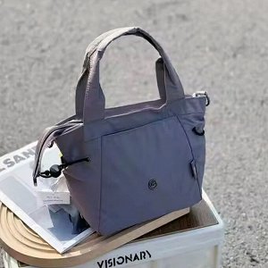 Сумка Видео: https-//www.modernbag.ru/media/upload/%D0%BD%D0%B0%D0%B1%D0%BE%D1%80%201/K2-BB-1702-10-%20(1).mp4	Женская сумка бренда &quot;Bobo&quot;.
Внутри: карман на молнии + 2 кармана б/молнии
С об