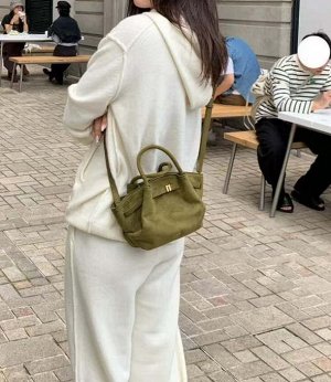 Сумка Видео: https-//www.modernbag.ru/media/upload/%D0%BD%D0%B0%D0%B1%D0%BE%D1%80%201/taobao.mp4	Женская сумка.
Материал: Велюр
Размер: см.фото&nbsp;