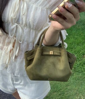 Сумка Видео: https-//www.modernbag.ru/media/upload/%D0%BD%D0%B0%D0%B1%D0%BE%D1%80%201/taobao.mp4	Женская сумка.
Материал: Велюр
Размер: см.фото&nbsp;