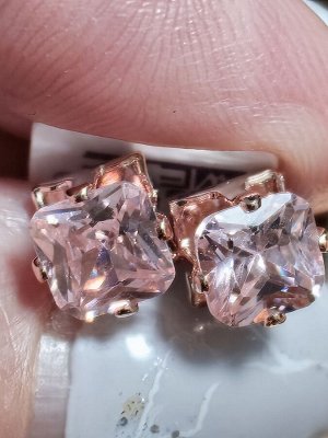 Серьги гвоздики с кристаллами бижутерия под золото