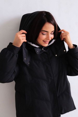 Куртка + ДЛИНА: 60 (+-3) см.
+ СОСТАВ: ПЭ 100%; подклад: ПЭ 100%; утеплитель: 150 г/м
+ ПАРАМЕТРЫ МОДЕЛИ: 81/60/91, рост модели 165 см.
+ ОБРАЗЕЦ НА МОДЕЛИ: 44-46