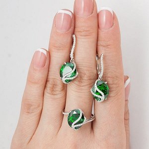 Серебряное кольцо с фианитом зеленого цвета 138