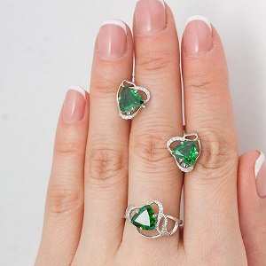 Серебряное кольцо с фианитом зеленого цвета 023