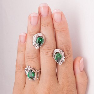 Серебряное кольцо с фианитом зеленого цвета 770