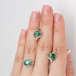 Серебряное кольцо с фианитом зеленого цвета 026