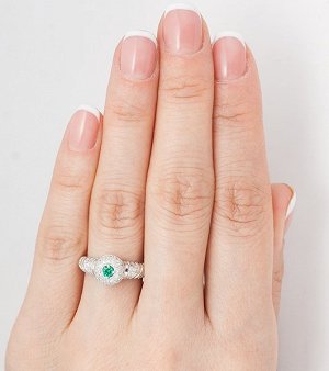 Серебряное кольцо с фианитом зеленого цвета 066