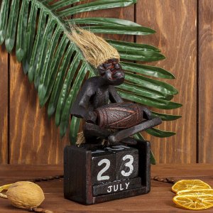 Сувенир дерево календарь "Абориген сидит с барабаном" 19х11х5,5 см