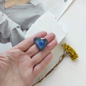 Брошь из керамики Сердце, цвет синий