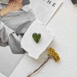 Брошь из керамики Сердце, зелёные травянистые, коричневые оттенки