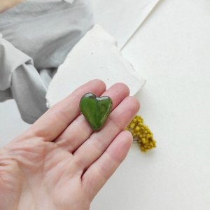 Брошь из керамики Сердце, зелёные травянистые, коричневые оттенки