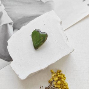 Брошь из керамики Сердце, зелёные травянистые, коричневые оттенки