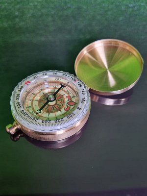 Компас золотого цвета А123 походный кемпинговый